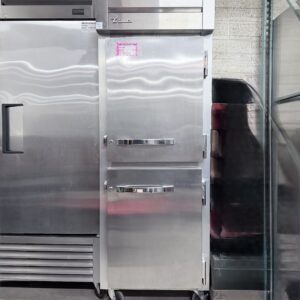 Second Hand True STG1DT-2HS-HC Spec Series 27 1/2" Solid Half Door Reach-In Combination Refrigerator / Freezer